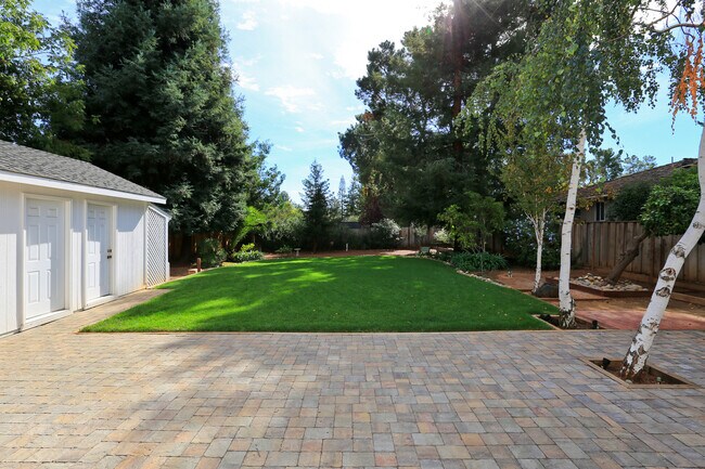 Building Photo - Charming 1 Bed 1 Bath Los Altos Cottage on...