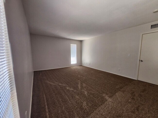 Building Photo - 2 level Condo
