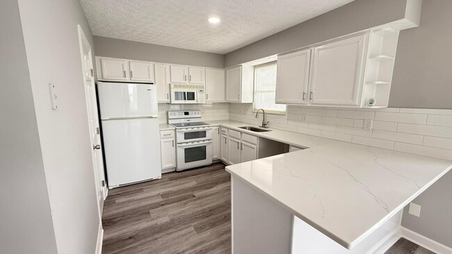 Building Photo - 904 Charleston Way Dr