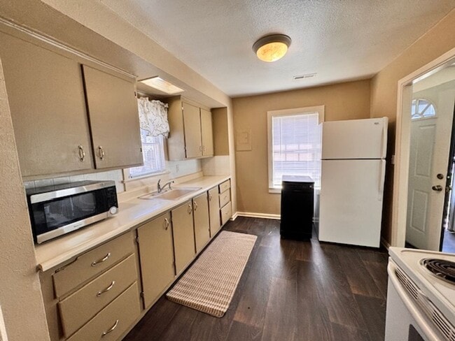 Building Photo - North End 2 Bedroom 1 Bathroom Cottage