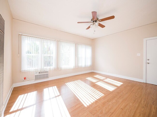 Interior Photo - 5225 De Longpre Ave