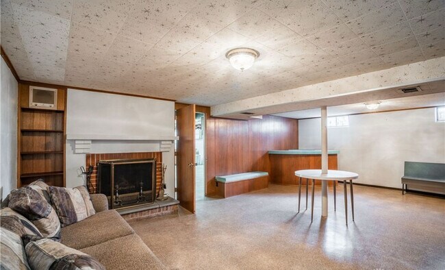 Building Photo - 692 Sueden Dr