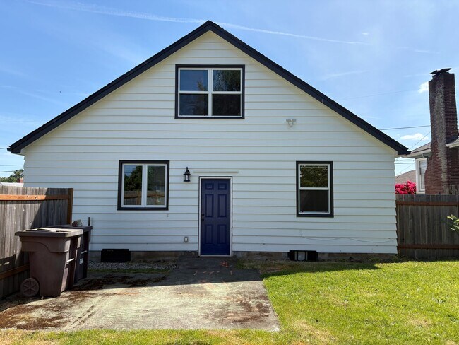 Building Photo - 3736 NE Jessup St