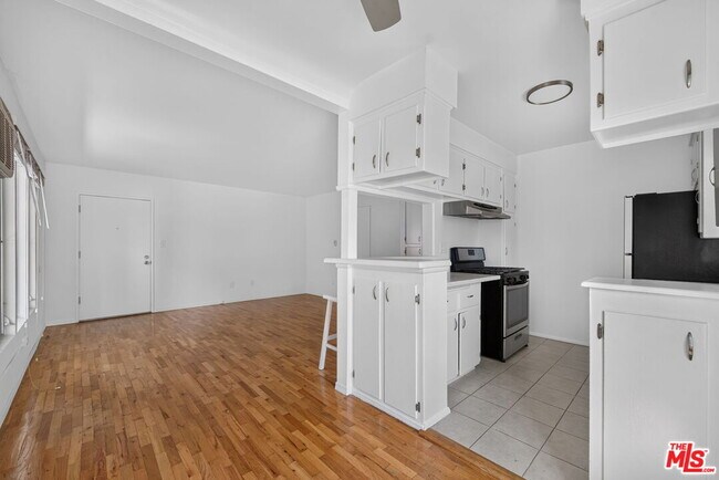 Building Photo - 13553 Moorpark St