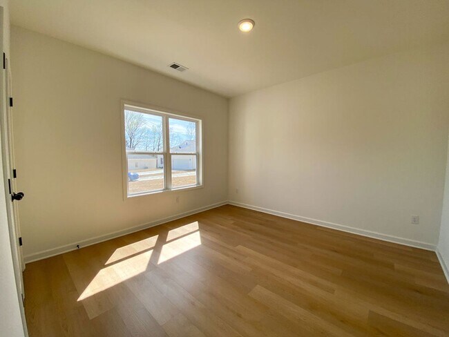 Building Photo - 126 Oak Ave