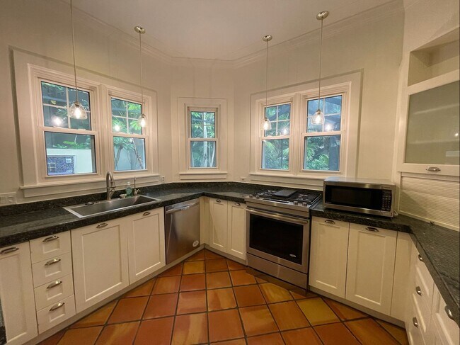 Building Photo - Davis Islands Spanish Med 3 Bed 2.5 Bath 1 car garage with Spool