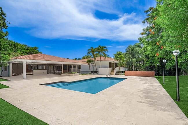 Building Photo - 8118 Los Pinos Blvd