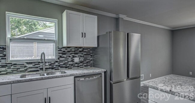 Building Photo - 910 E 6th Ave