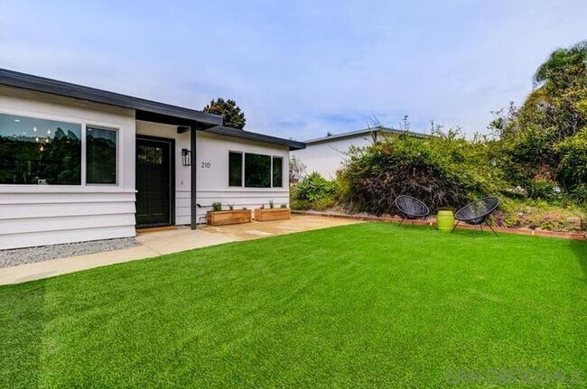 Building Photo - 210 Rosebay Dr