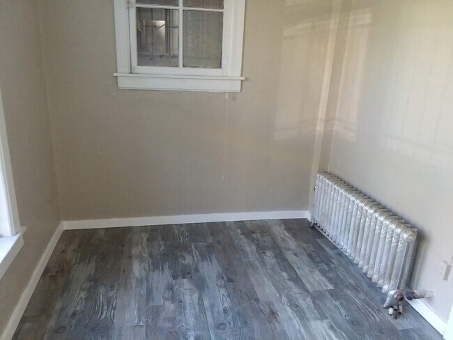 Building Photo - Cap Hil Adorable 1 Bedroom Available Now! 1/2 off 1 months rent!!!