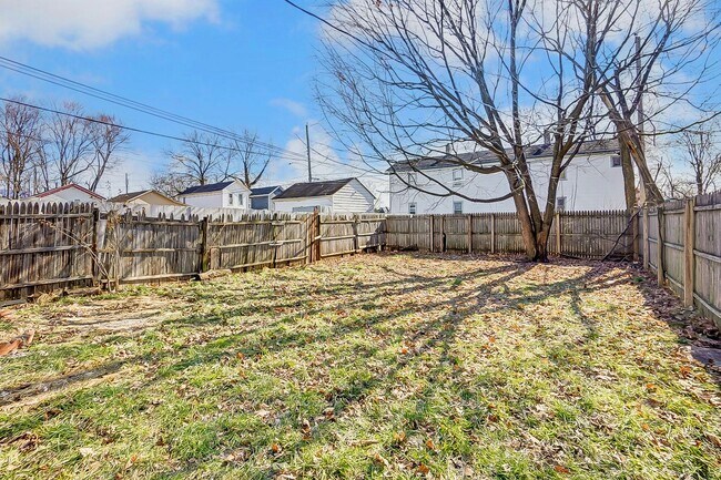 Building Photo - Four Bedroom Available in Dayton!