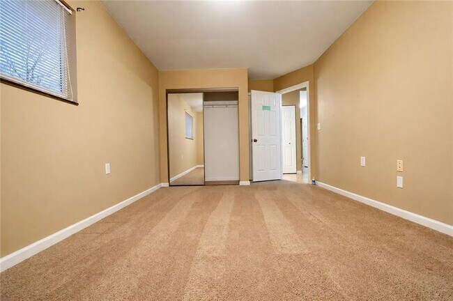 Building Photo - 1825 Skyline Dr