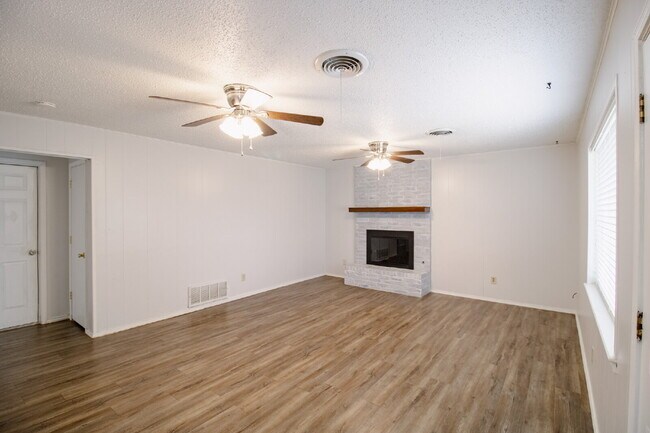 Building Photo - "Charming 3-Bed, 2-Bath Home in Lubbock!"
