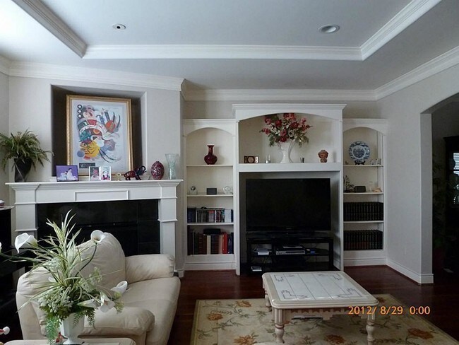 Building Photo - 5626 Dolores St