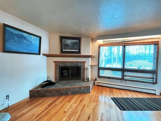 Building Photo - Spacious Midtown Two Bedroom with Utilitie...