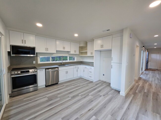 Building Photo - Gorgeous COMLETELY RENOVATED 3 Bed/2.5 Bat...