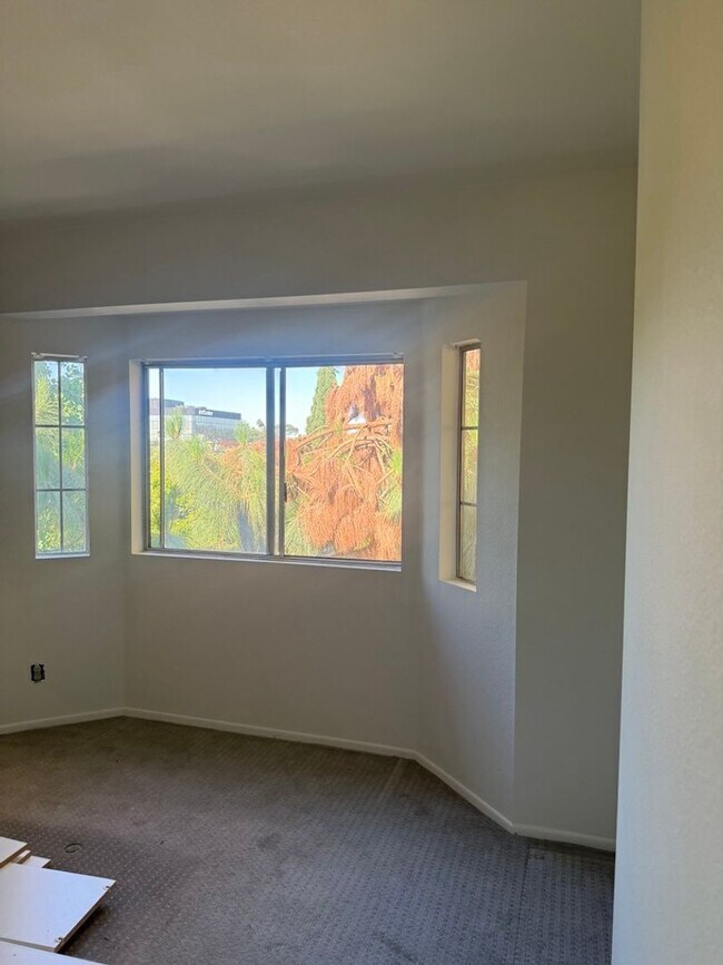 Building Photo - SPACIOUS AND BRIGHT 2 BED +2.5 BATH CONDO!...