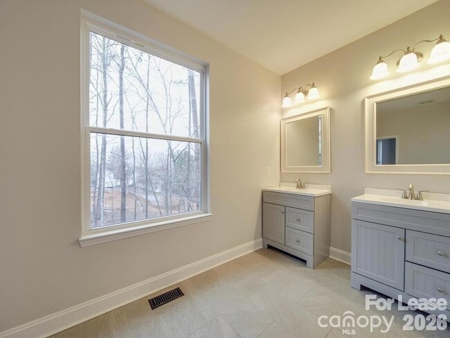 Building Photo - 824 Woodrun Dr