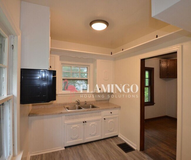 Building Photo - 2101 Riverside Dr