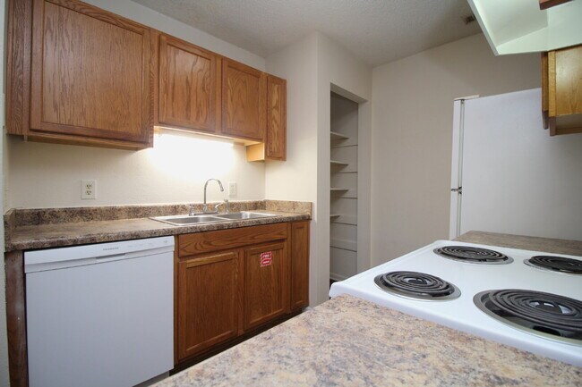 Building Photo - 2BR/1BA Apartment with Wood-Look Flooring,...