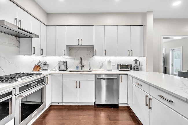 Building Photo - 746 NE 16th Terrace