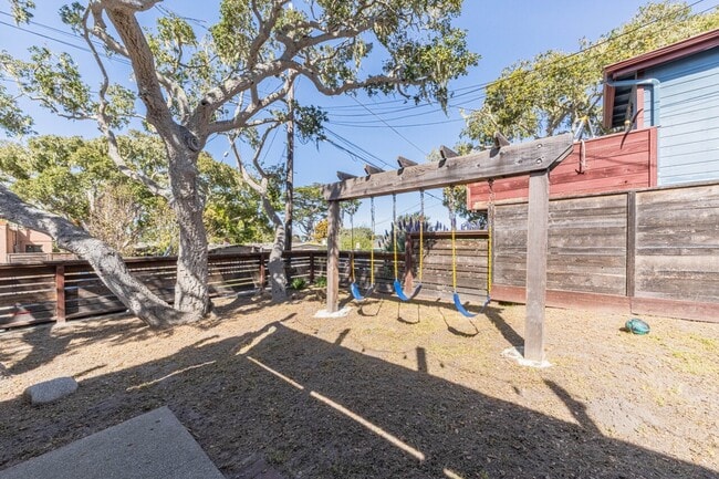 Building Photo - 833 2nd St