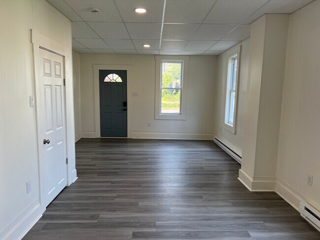 Building Photo - 425 Center St