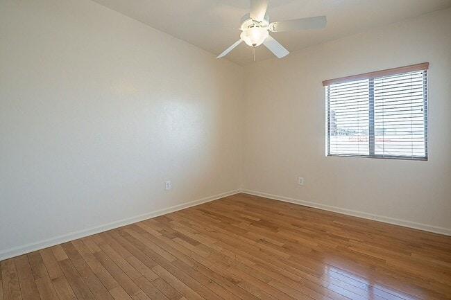 Building Photo - 928 E 6th St