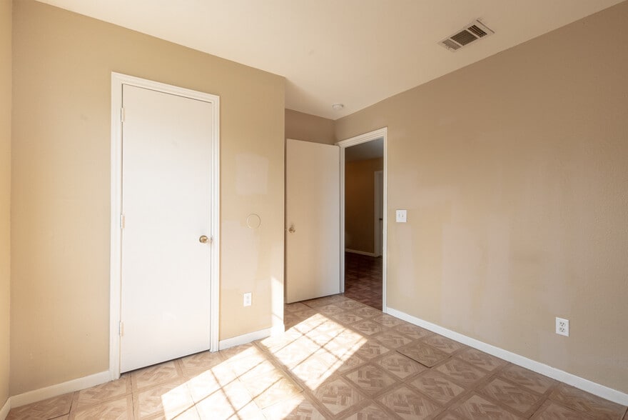 Building Photo - 7561 Windsor Oaks