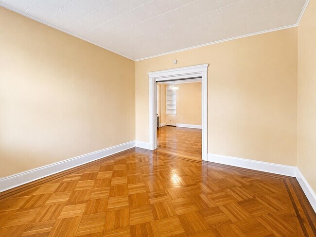 Building Photo - 26 W 35th St