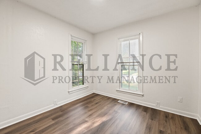 Building Photo - 301 N Spruce St