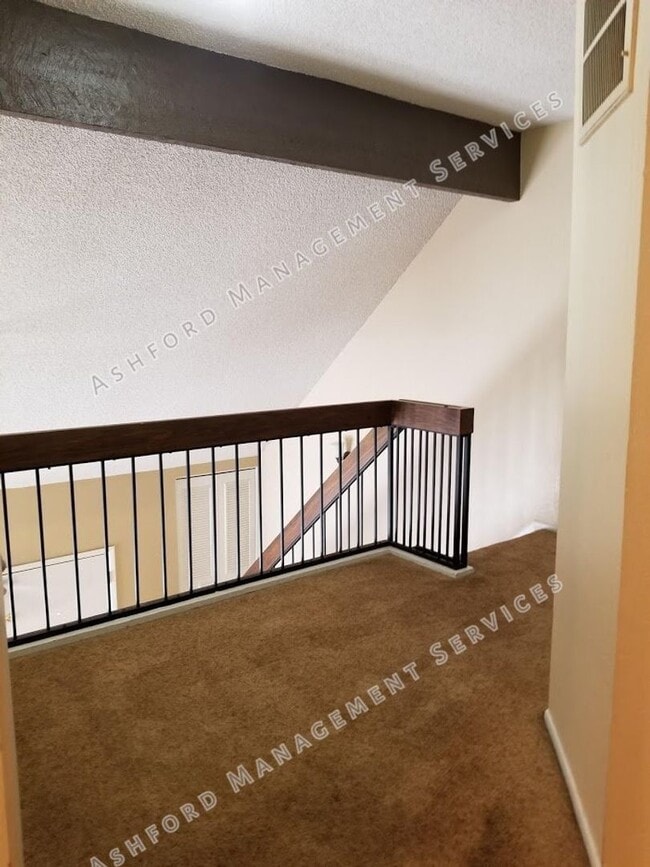 Building Photo - 2 STORY TOWNHOME WITH ATTACHED GARAGE WATER INCL