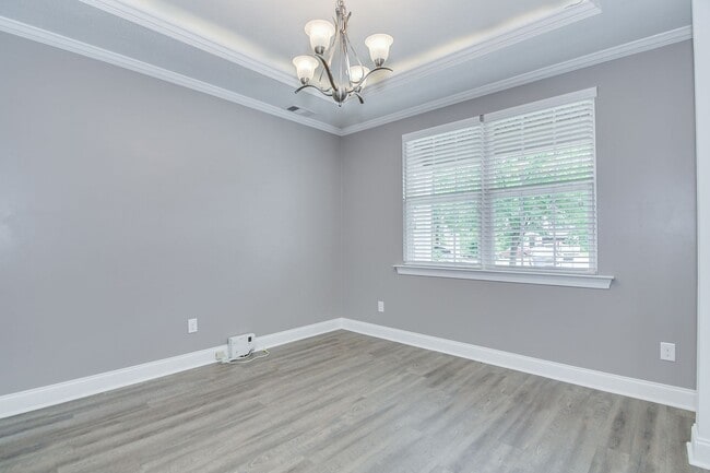 Building Photo - Updated 4 Bedroom 2.5 Bath
