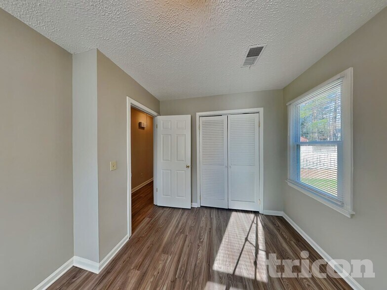 Building Photo - 812 N Royal Tower Dr