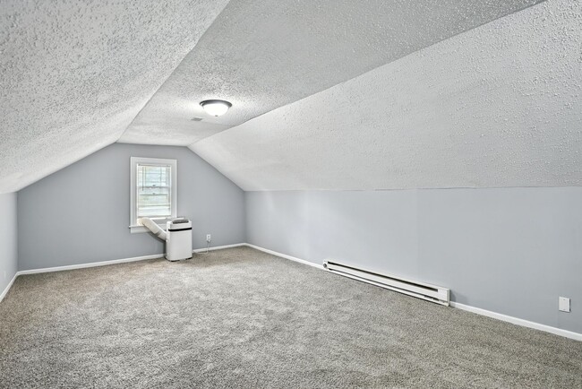 Building Photo - Huge 3 Bedroom Single Family Home in Minne...