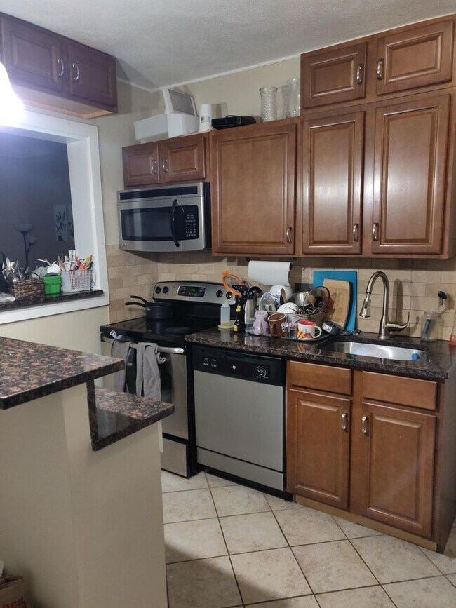 Building Photo - 4bed 3 bath townhouse in Newtonville is available now