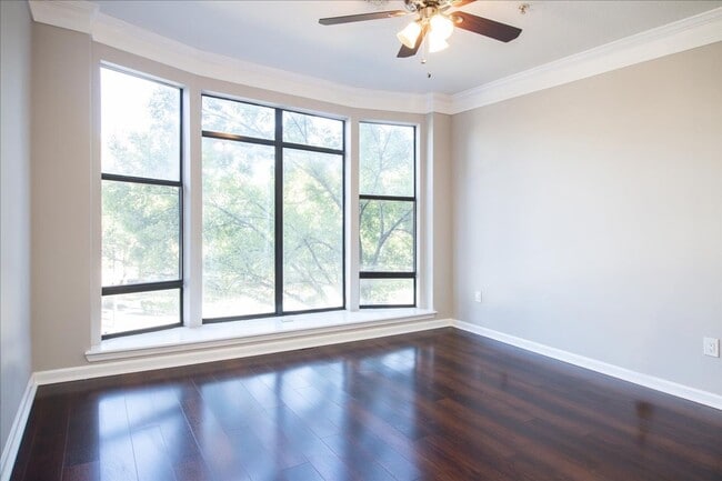Building Photo - 2bd/2Ba Midtown Condo Perfect for Roommates w/ Pool and Gym!