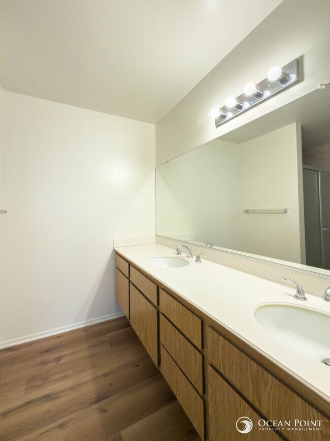 Building Photo - Spacious 2 Bedroom Condo in Camarillo!