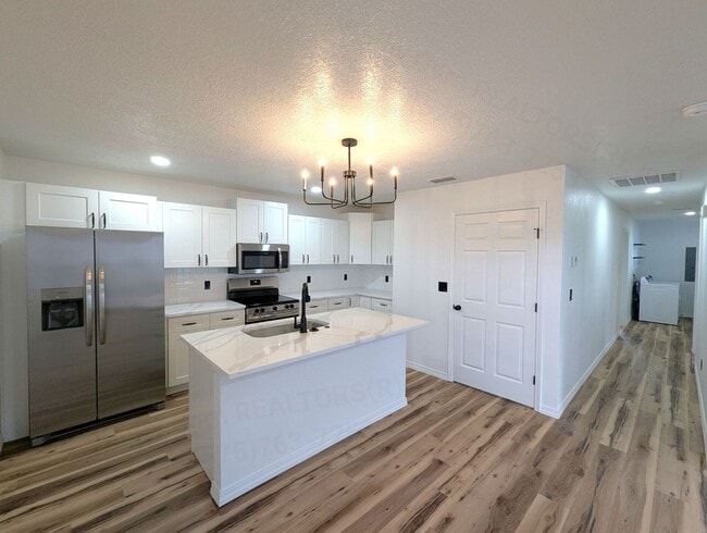 Building Photo - 140 Chisum Dr