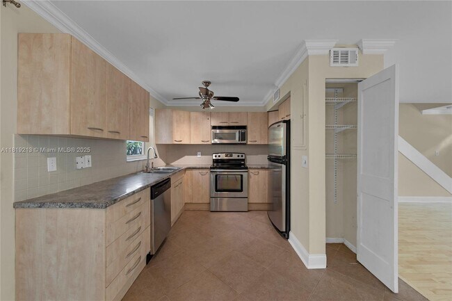 Building Photo - 307 SW 11th Ct
