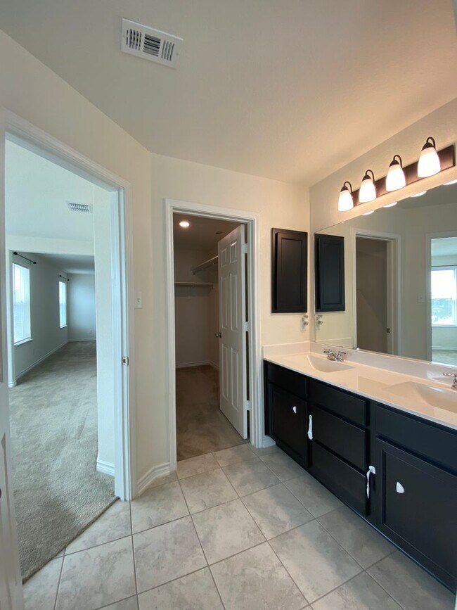 Building Photo - EDGEBROOK