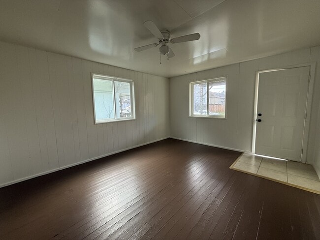 Building Photo - 328 SE Lane Ave