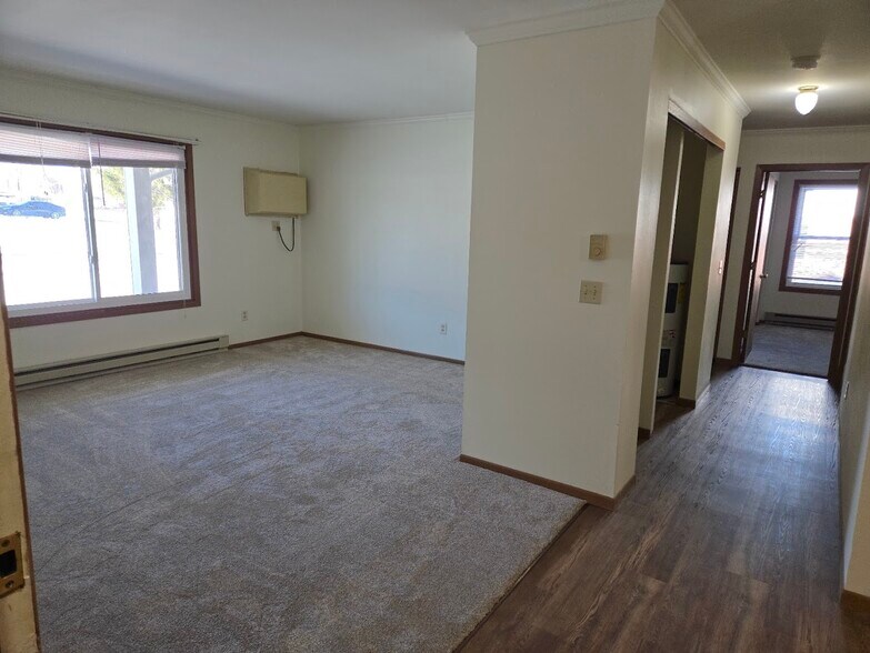 Entrance into livingrm, hall and kitchen - 2215 Sylvan Way