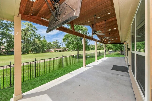 Building Photo - 2011 Halyard Dr
