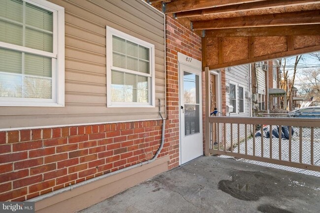 Building Photo - 817 5th St