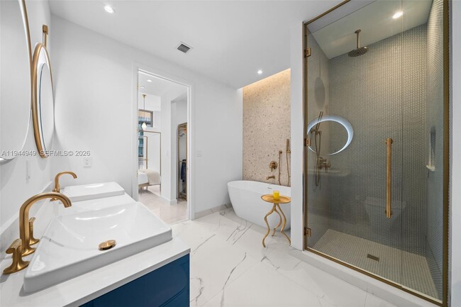 Building Photo - 2655 S Bayshore Dr