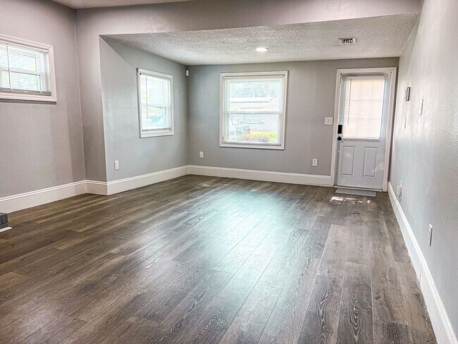 Building Photo - Charming Home in the Heart of Downtown Kis...