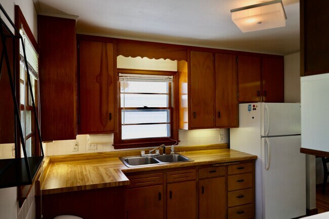 Building Photo - Furnished 2BR Home + Flex | Monona Home w/...