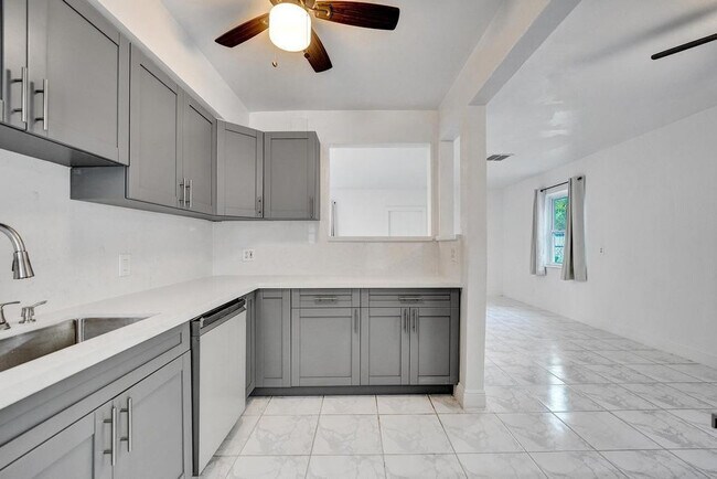 Building Photo - 1836 SW 9th Ave