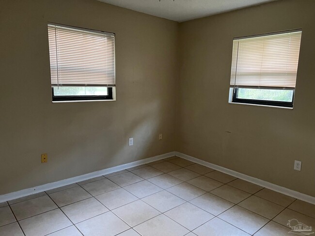 Building Photo - 3219 Maplewood Dr